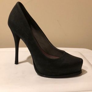 Black Pumps